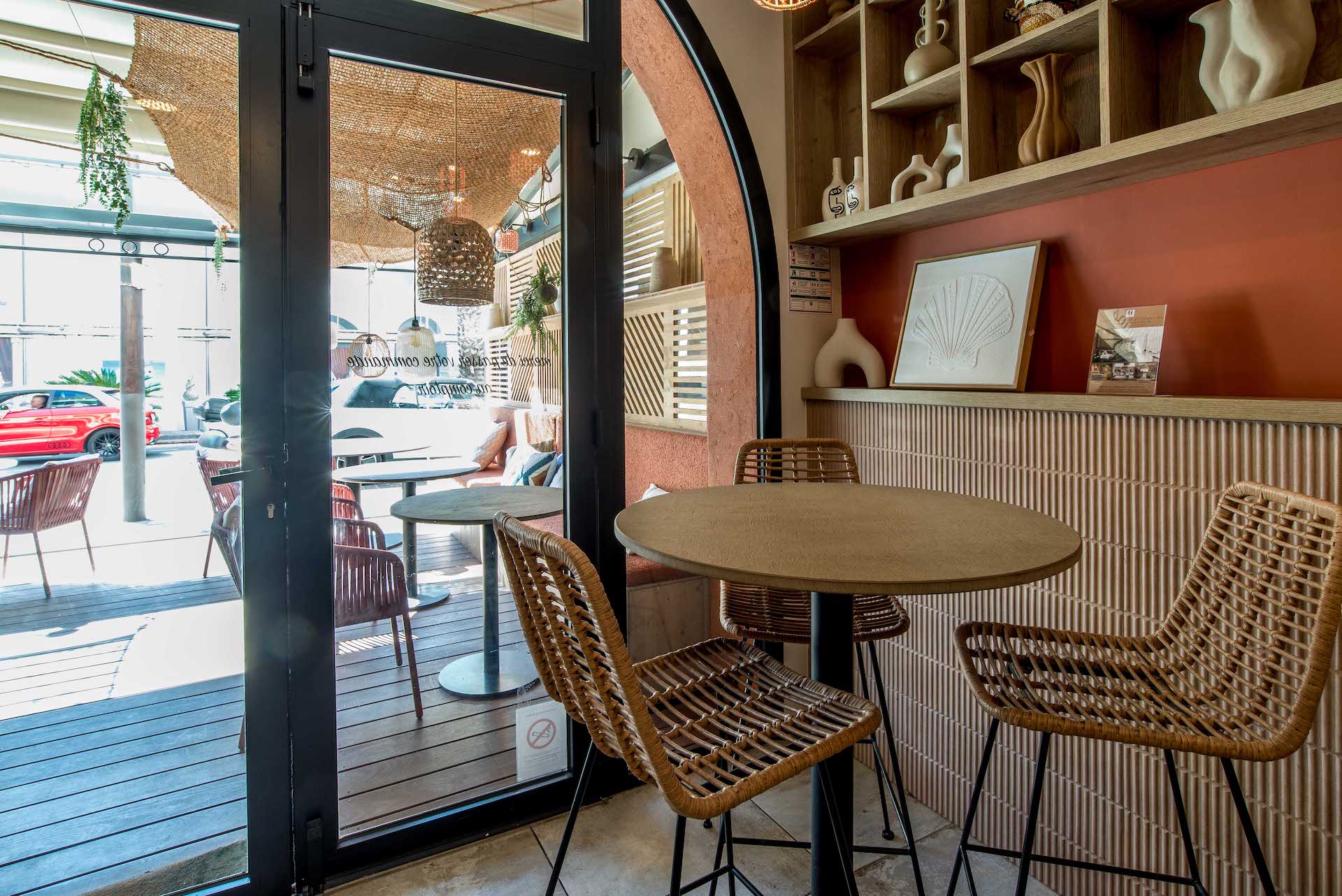 Peanuts café sainte-maxime décoration interieure 2