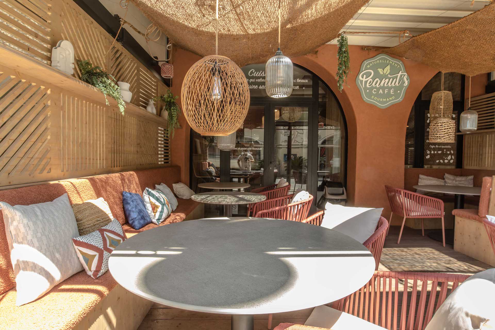 Peanuts café sainte-maxime décoration interieure 21